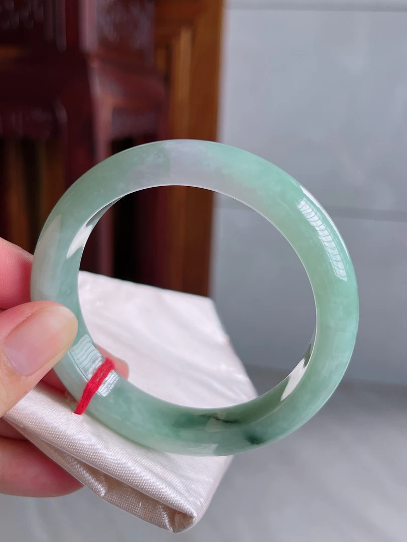 60-61圈春彩翡翠手镯飘绿宽边浅绿美人镯