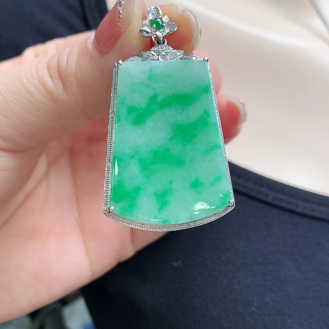 翡翠颈饰18K金镶嵌无事牌