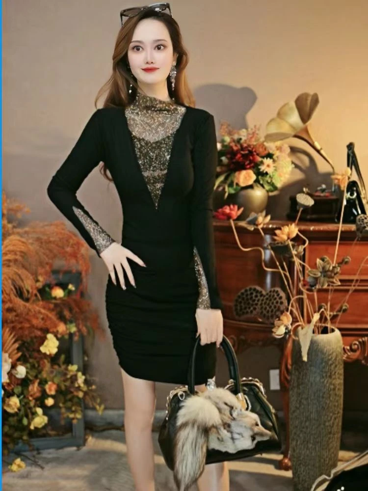 吴依1659法式重工烫钻V领磨毛长袖连衣裙女秋冬款百搭显瘦外穿
