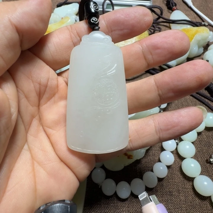 施***和田玉未镶嵌颈饰