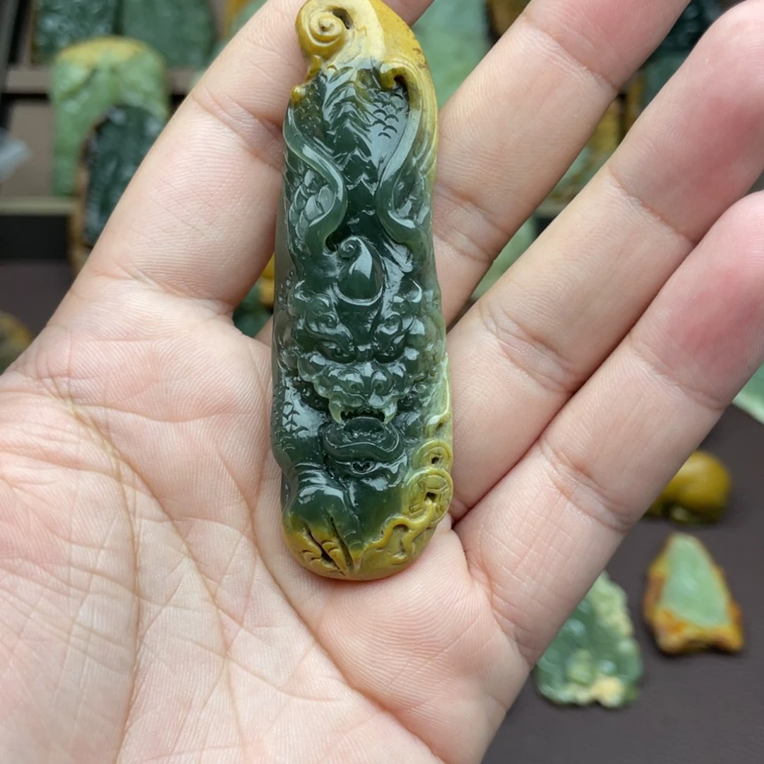 未镶嵌岫岩河磨玉（透闪石质玉）挂件