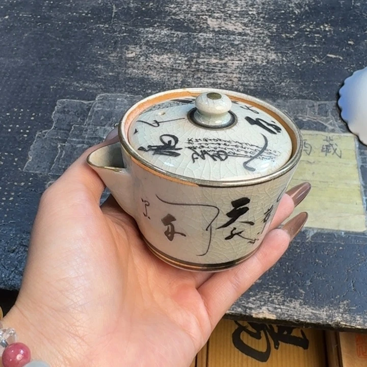 瓷片有沁色，  有脱金