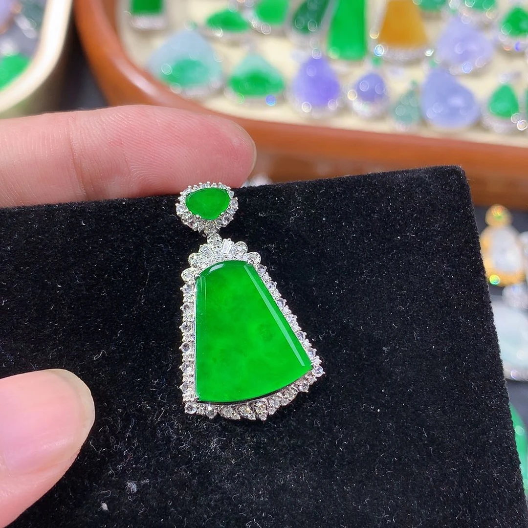 翡翠18K金镶嵌颈饰