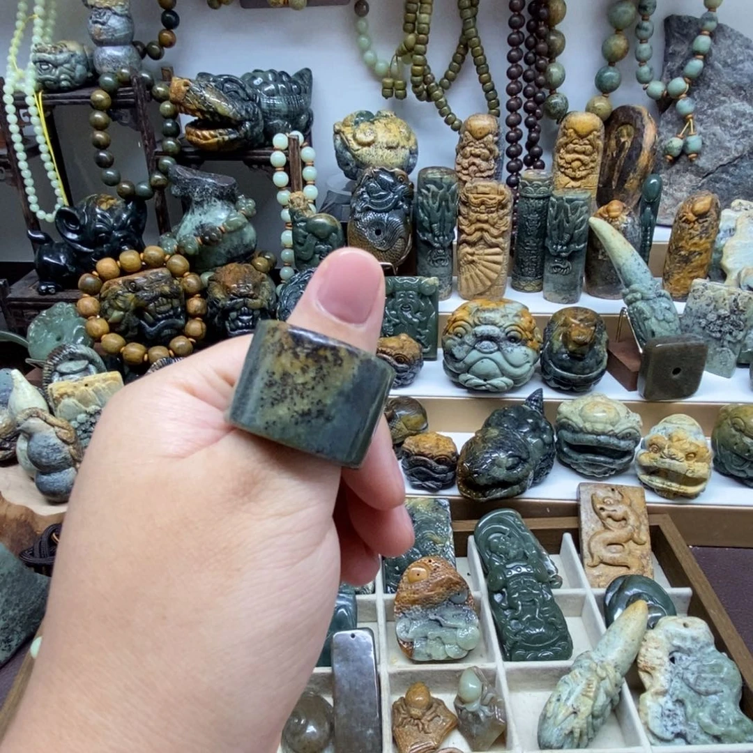 未镶嵌岫岩河磨玉（透闪石质玉）把件