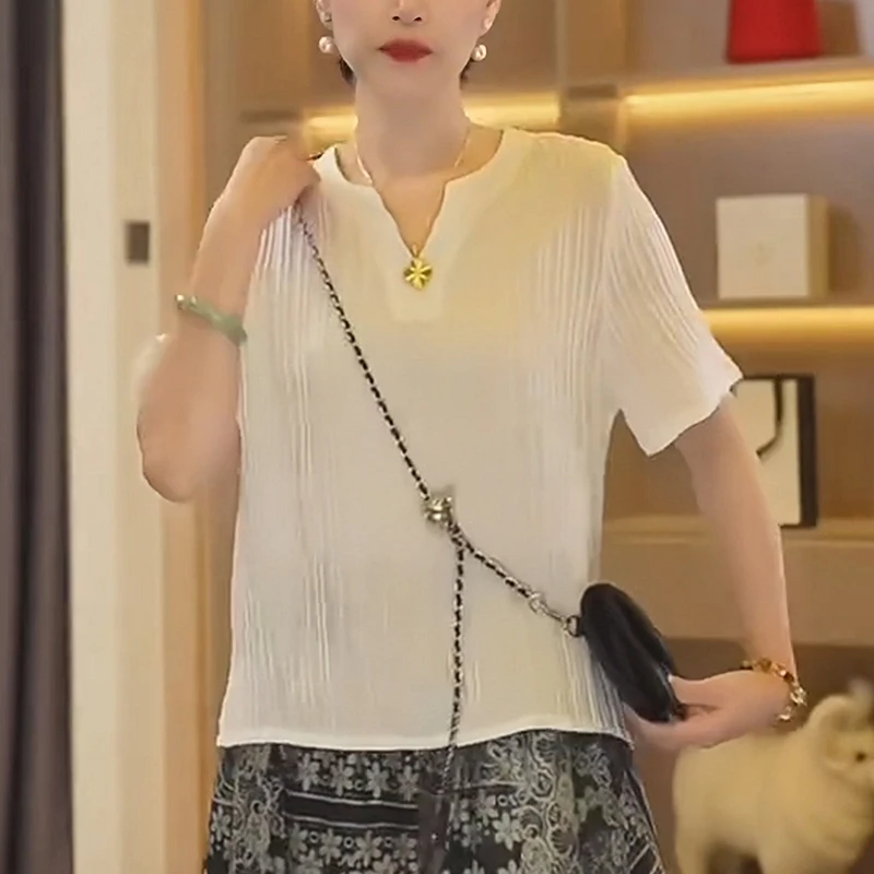 肌理感褶皱短袖t恤女2025夏季时尚显瘦减龄设计感正肩小衫v领上衣