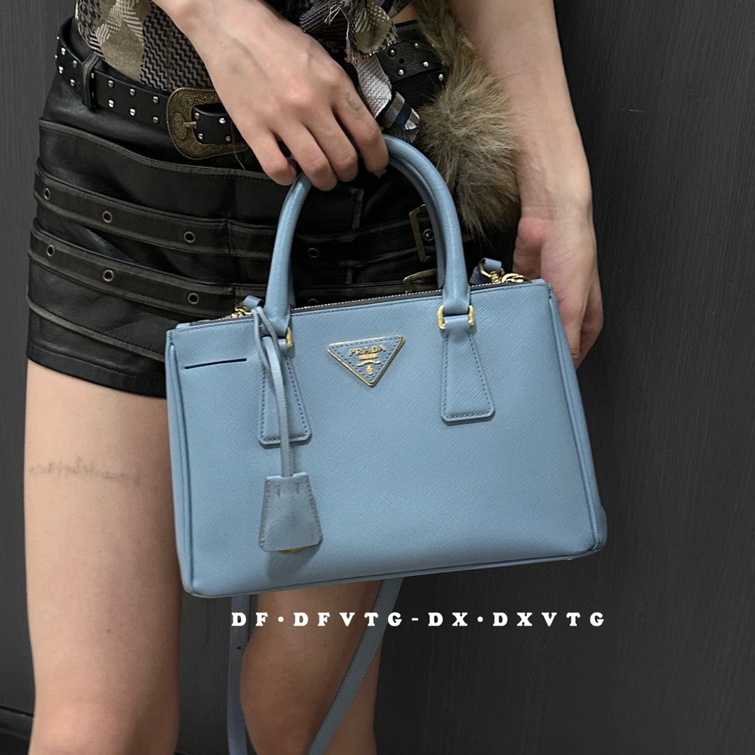 95新 Prada/普拉达 prada 冰蓝色杀手斜挎包