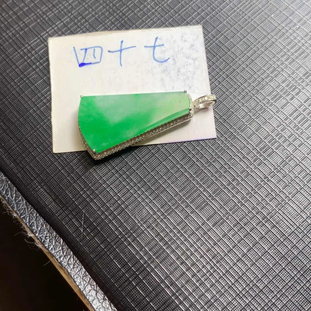 颈饰18K金镶嵌翡翠翡翠