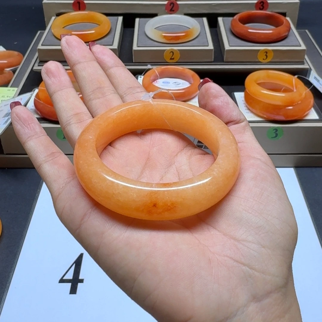 ｛***转石英质玉（黄龙玉）未镶嵌手镯