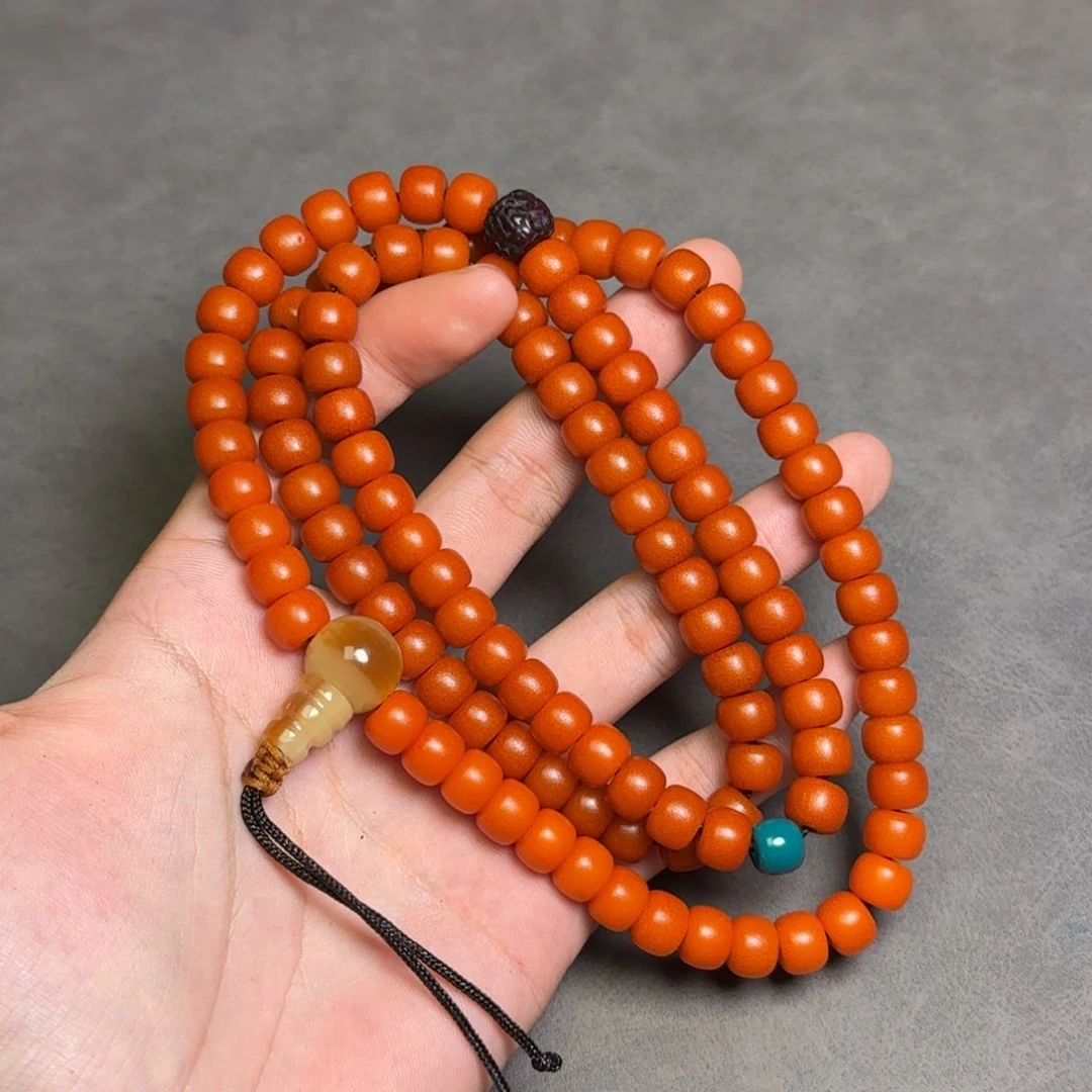 琉璃颈饰牛琉璃颈饰