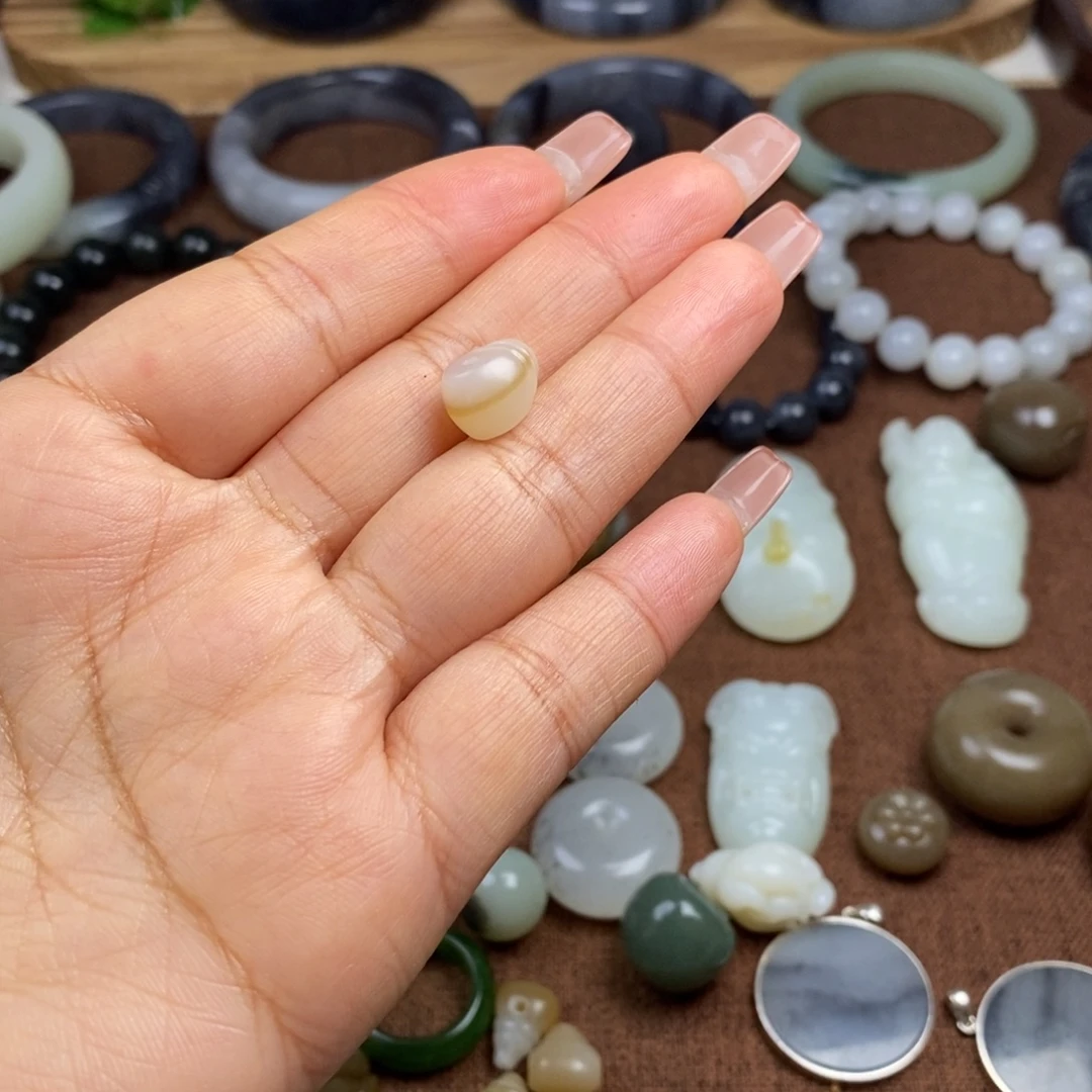 *****和田玉未镶嵌颈饰