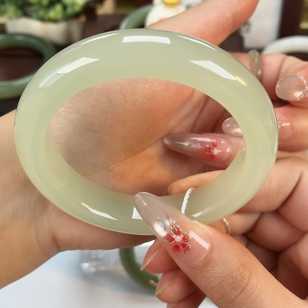 和田玉未镶嵌手镯