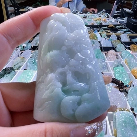 翡翠未镶嵌颈饰一个