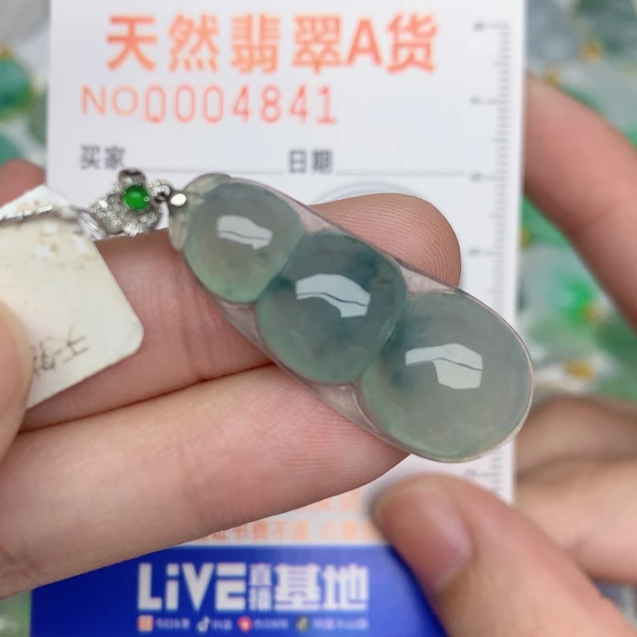 颈饰18K金镶嵌翡翠豆子