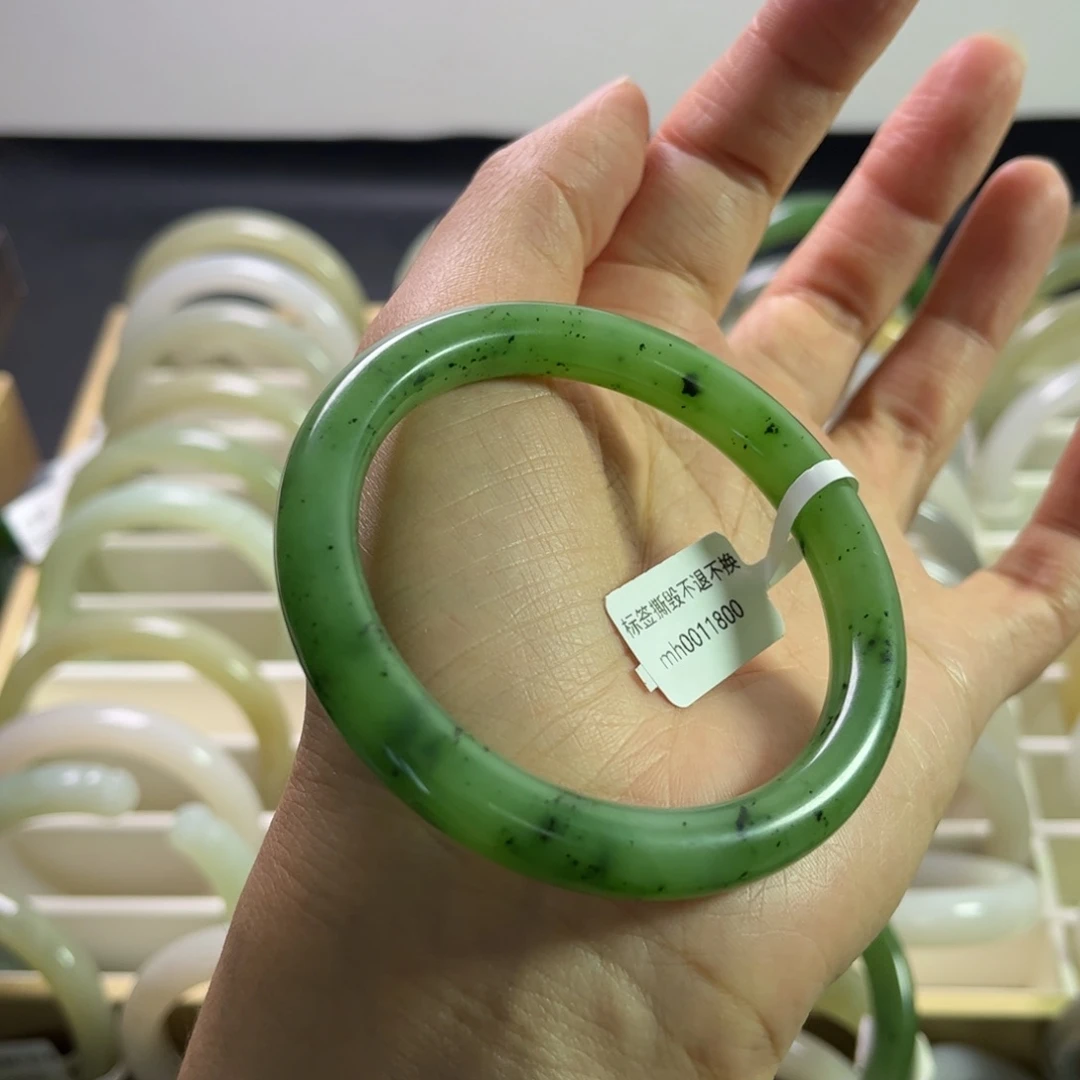 勇***瓜和田玉（碧玉）手镯未镶嵌55圈