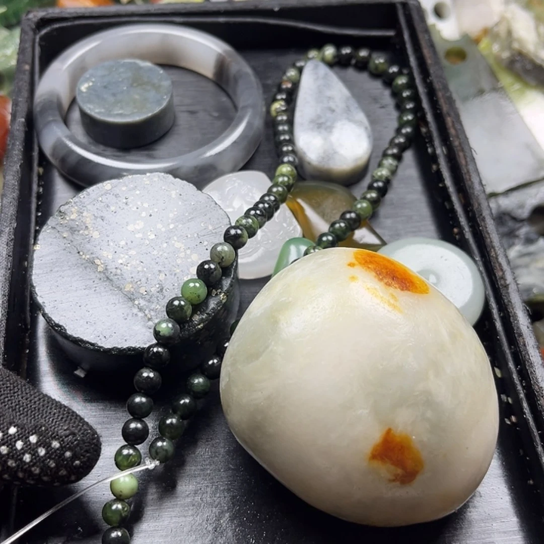 和田玉未镶嵌颈饰独**剑