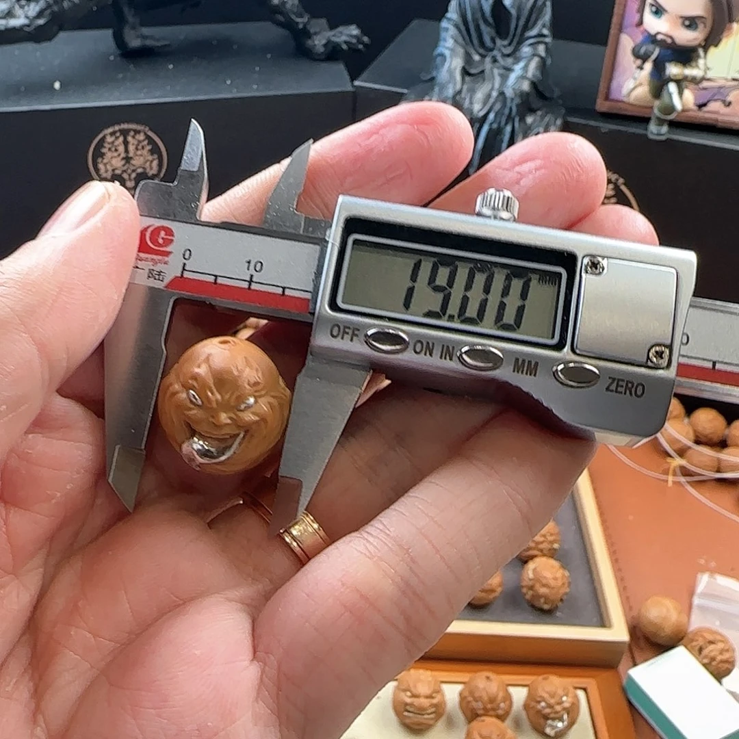 猴头核桃吊坠碳**料银舔僧