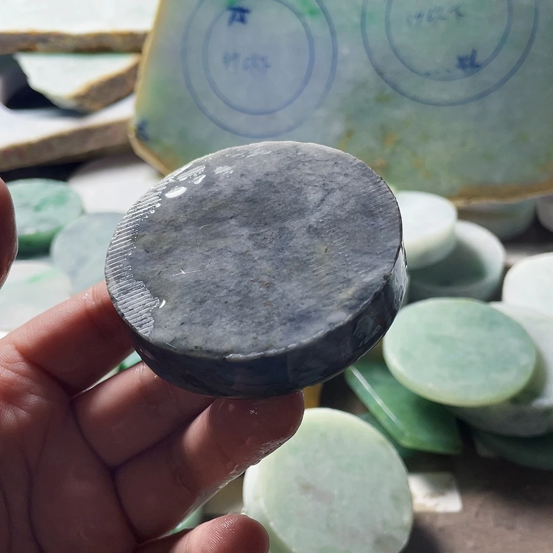 翡翠未镶嵌颈饰毛料43