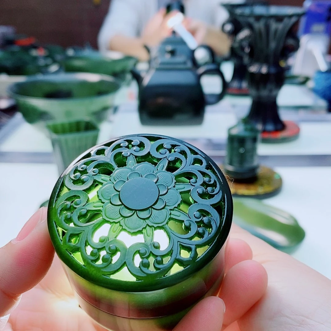 未镶嵌和田玉摆件微瑕