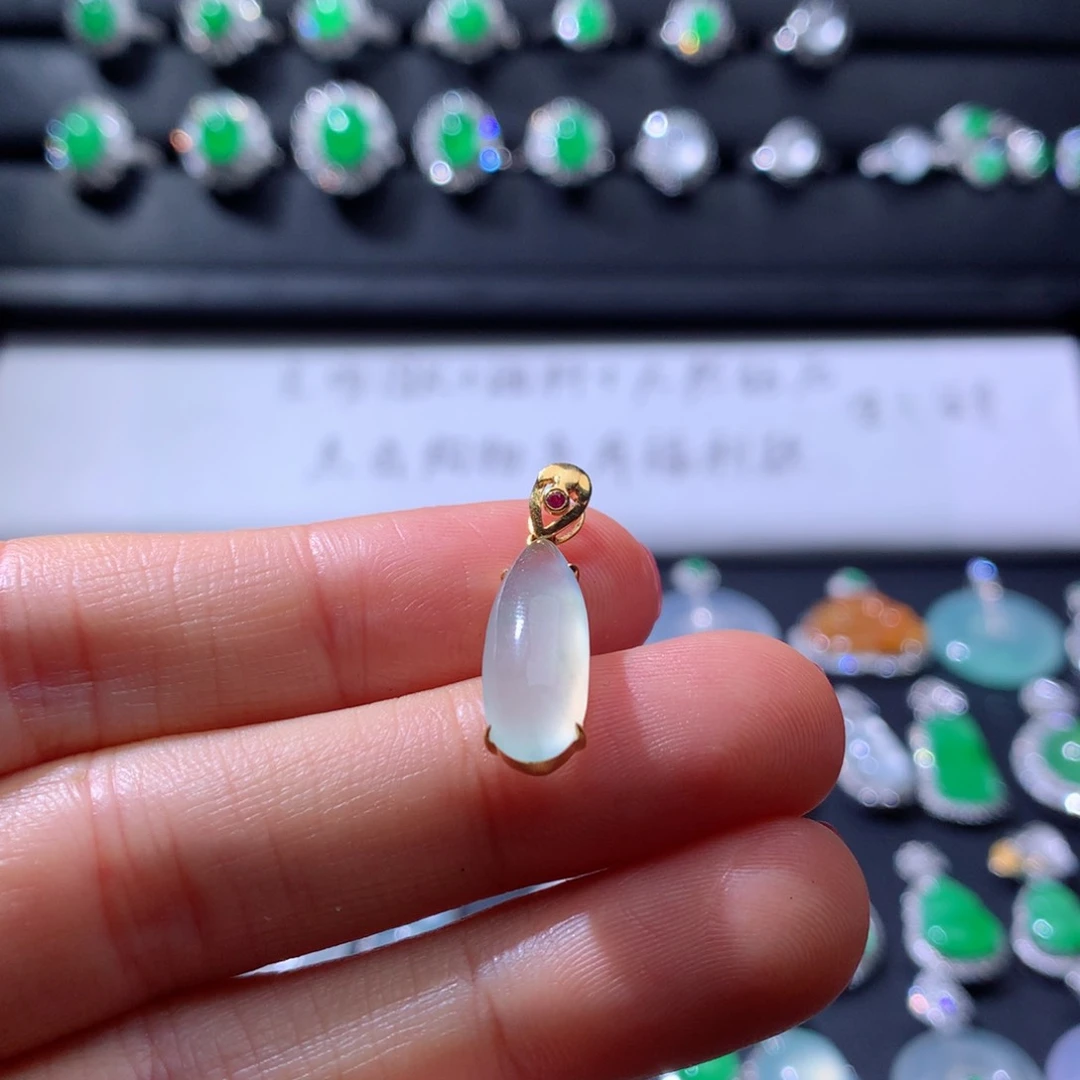 颈饰18K金镶嵌翡翠