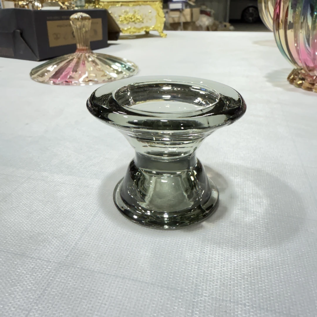 烟灰色玻璃烛台一个