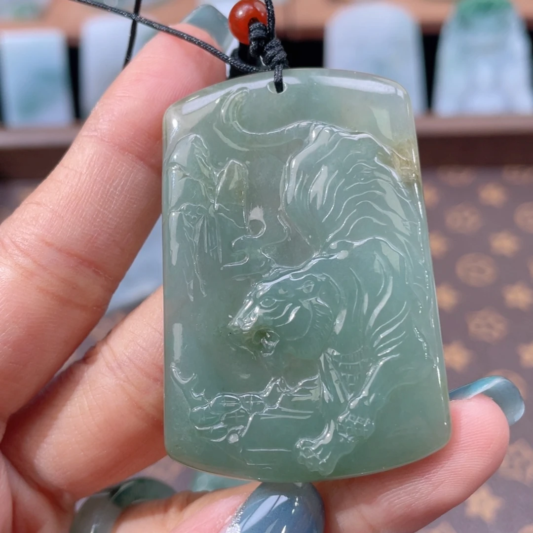 颈饰未镶嵌翡翠虎牌