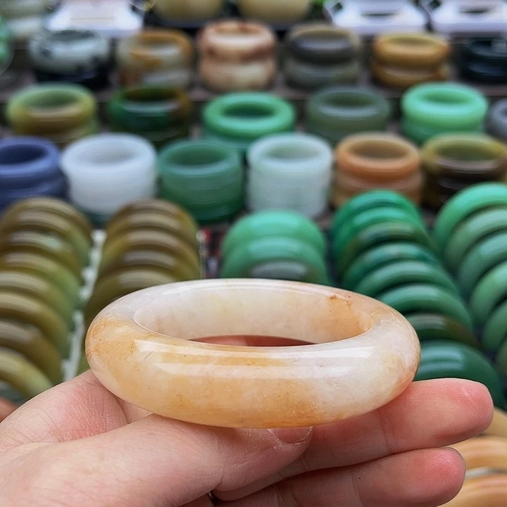 未镶嵌手镯（圆镯）石英质玉