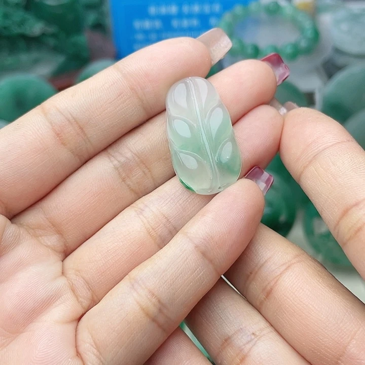 颈饰未镶嵌石英质玉