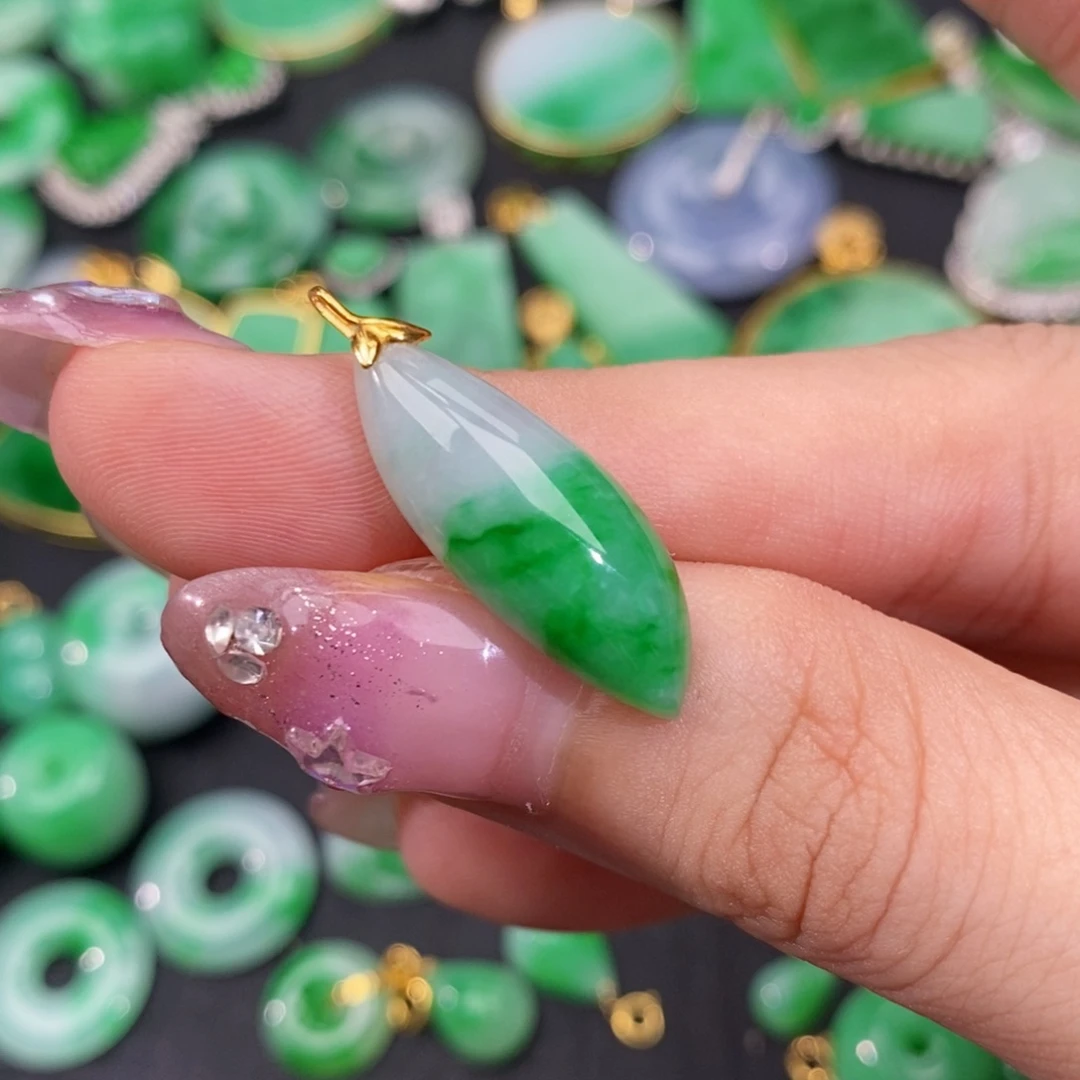 翡翠18K金镶嵌颈饰翡翠