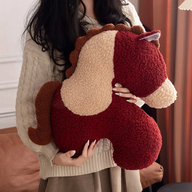 赤兔小马驹创意国风抱枕马年吉祥物沙发靠垫新年好运马车载抱枕