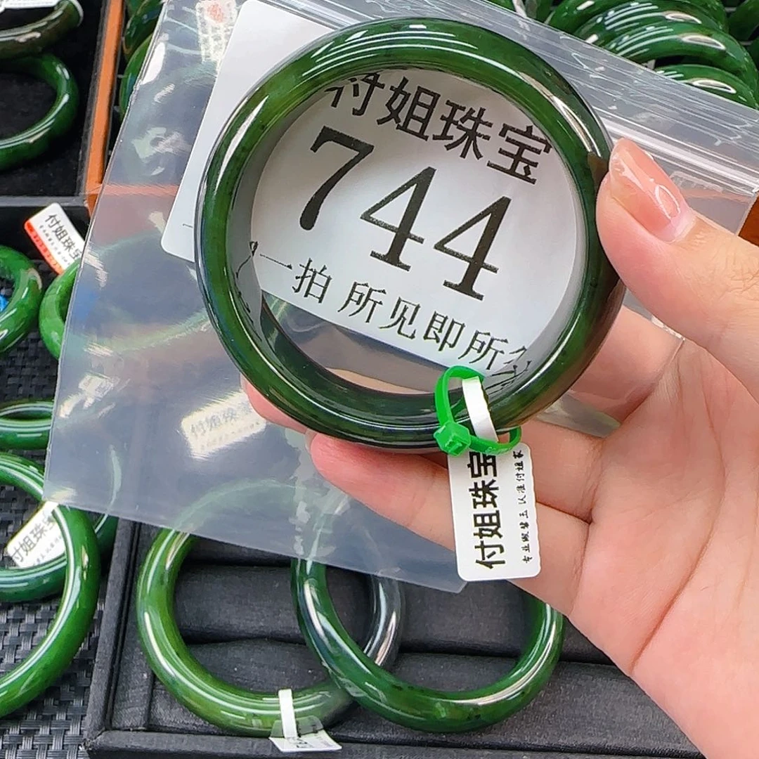 颈饰未镶嵌和田玉手镯59 744