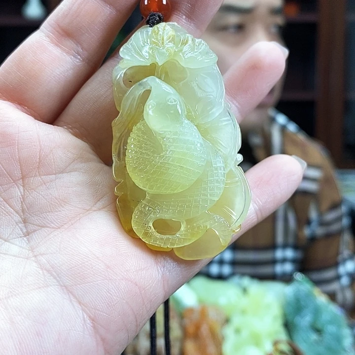 蛇纹石玉吊坠未镶嵌