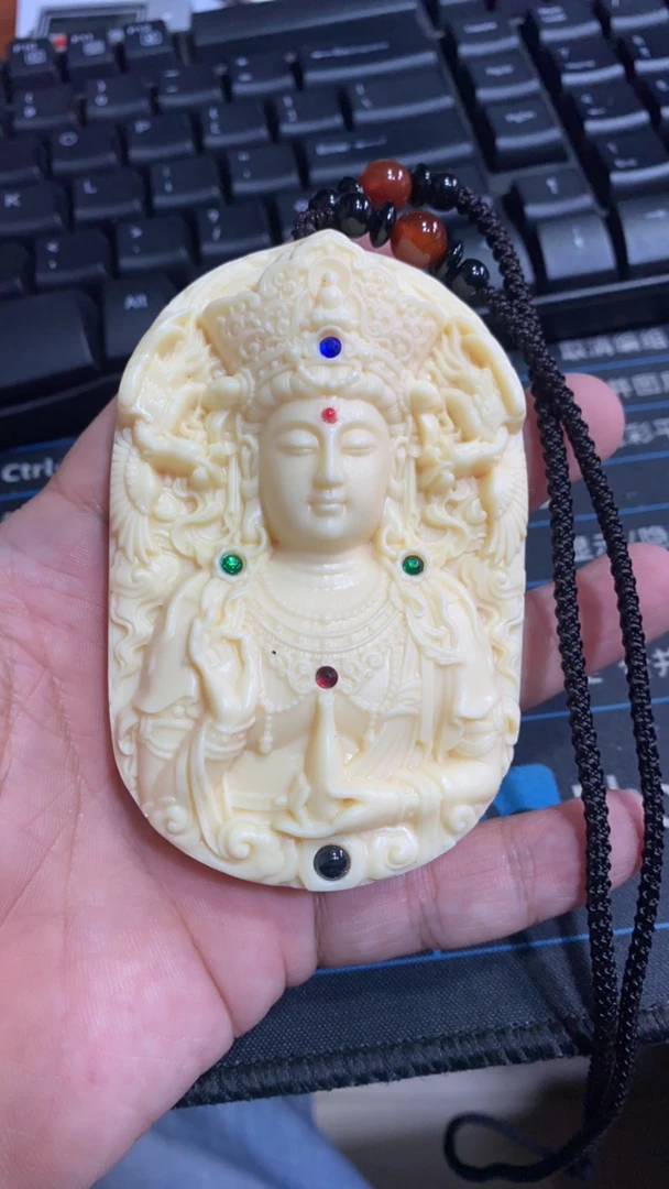 D  334 白观音手持大牌