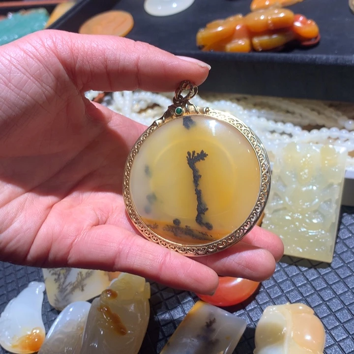 石英质玉（黄龙玉）未镶嵌颈饰