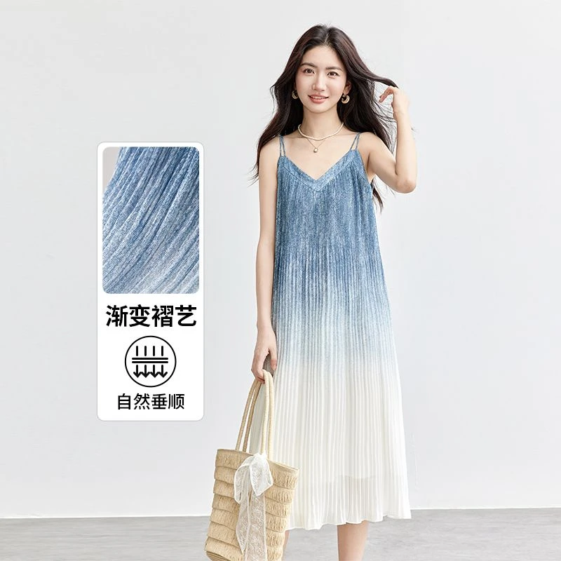 尚都比拉渐变褶艺度假通勤V领双肩带轻盈垂感雪纺吊带连衣裙D1590