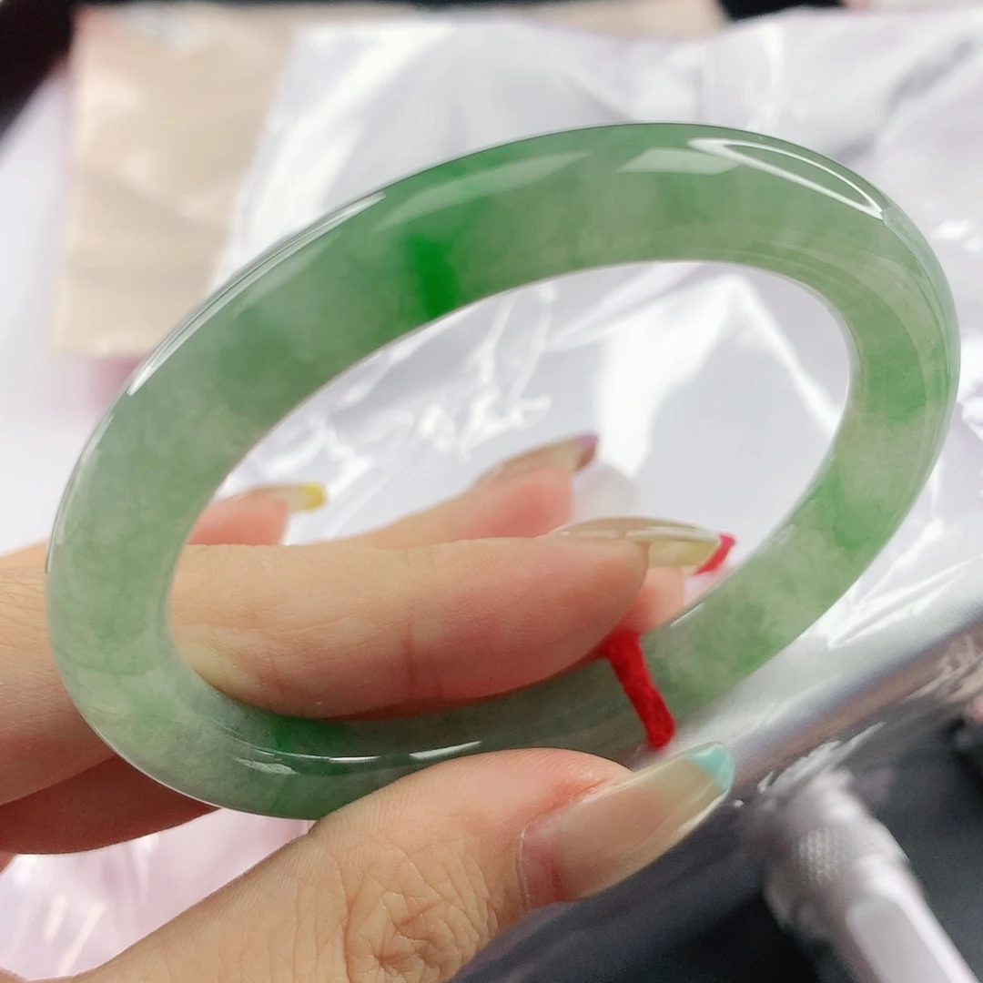 翡翠手镯未镶嵌，683