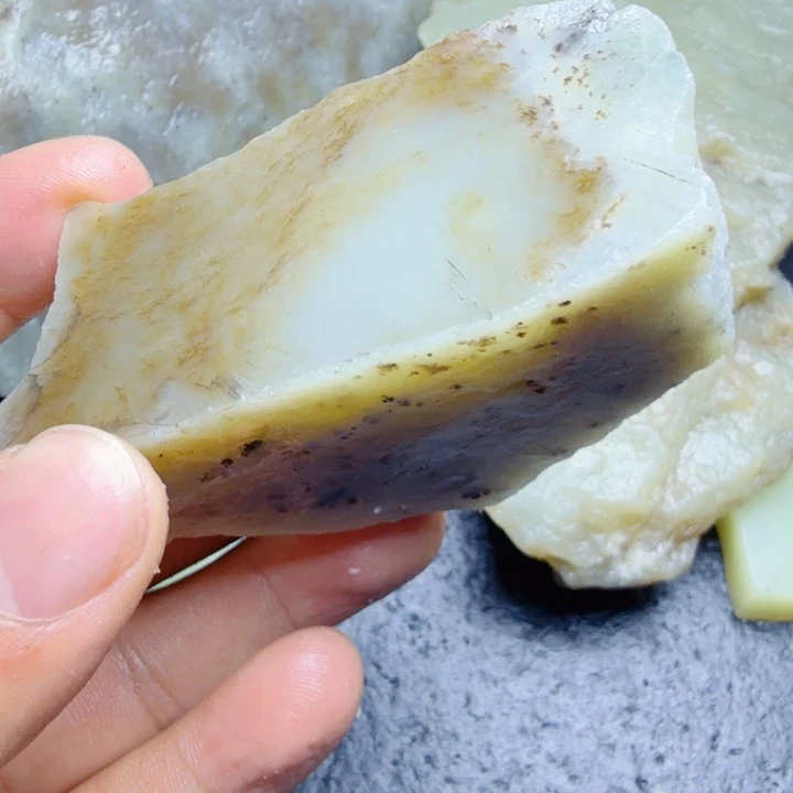 和田玉（糖玉）未镶嵌珠宝奇石