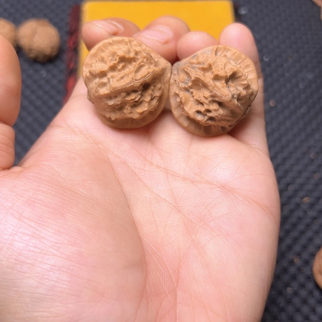 文玩核桃吊坠蝴蝶