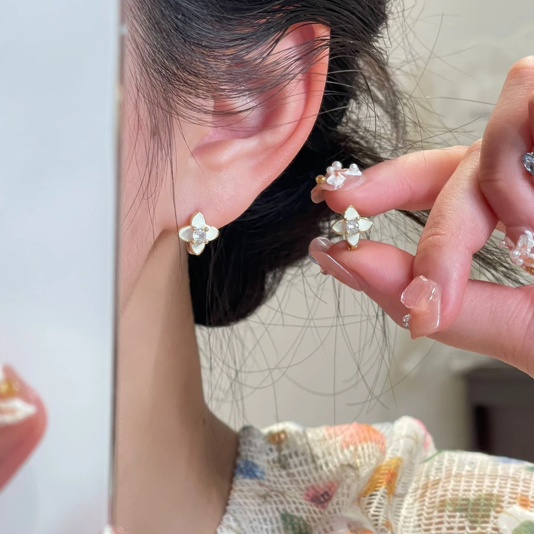 四叶草白色珐琅精致耳扣轻奢风时尚简约甜美耳饰R2966