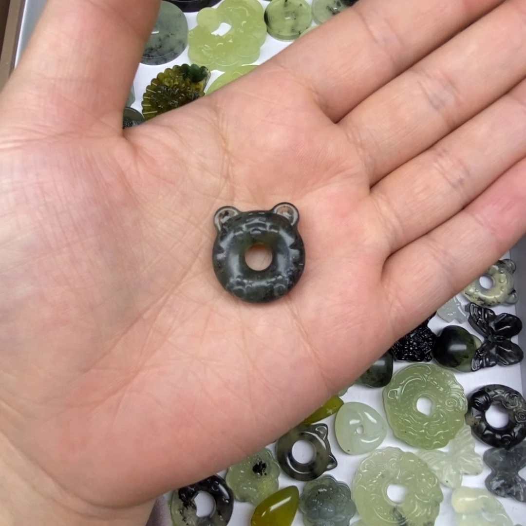 蛇纹石玉未镶嵌颈饰