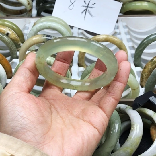 蛇纹石玉手镯未镶嵌湮*
