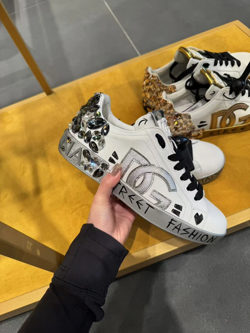 全新未使用D....G银色带钻男鞋板鞋