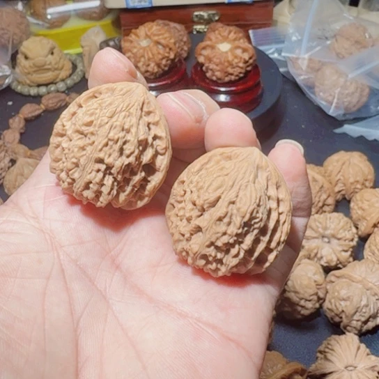 文玩核桃把件三角南疆石36