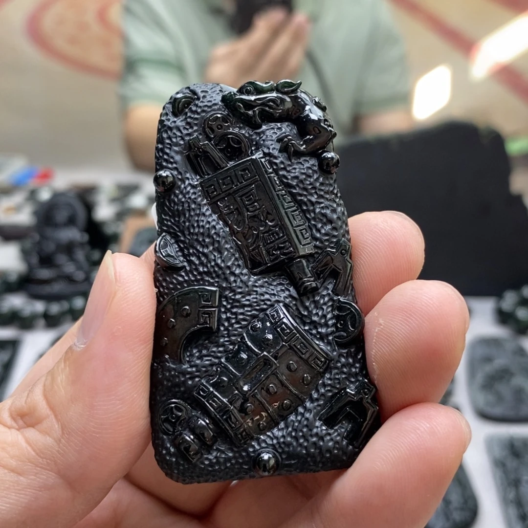 翡翠未镶嵌颈饰八破图