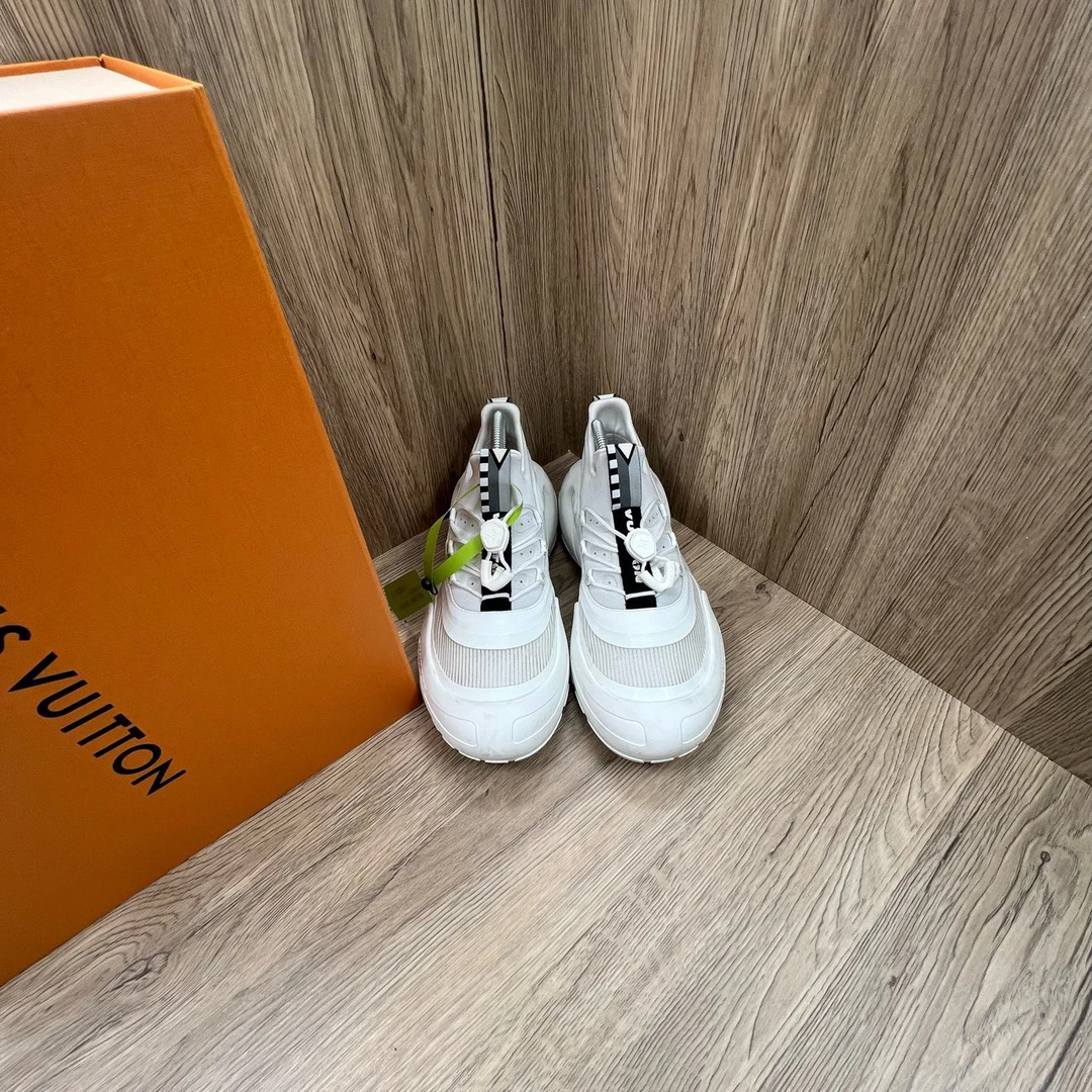 95新 LouisVuitton/路易威登 白色运动鞋 40.5码/95新/9650/原盒