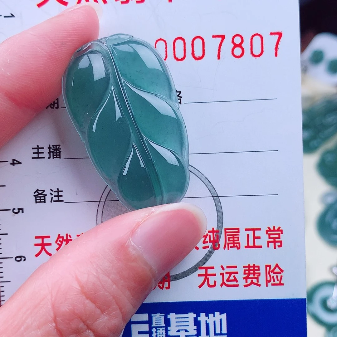 翡翠颈饰足银镶嵌吊坠