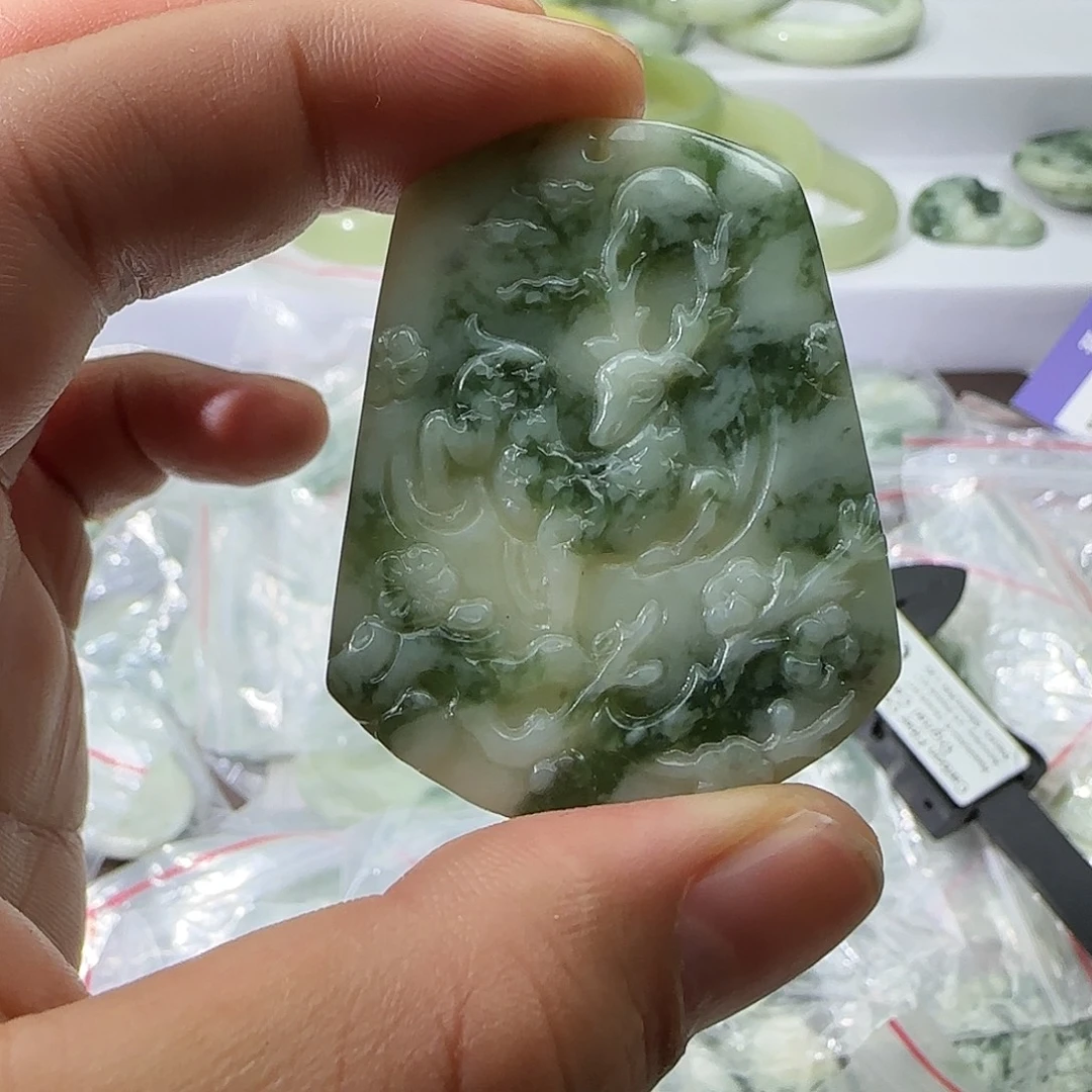 透闪石-蛇纹石玉未镶嵌颈饰
