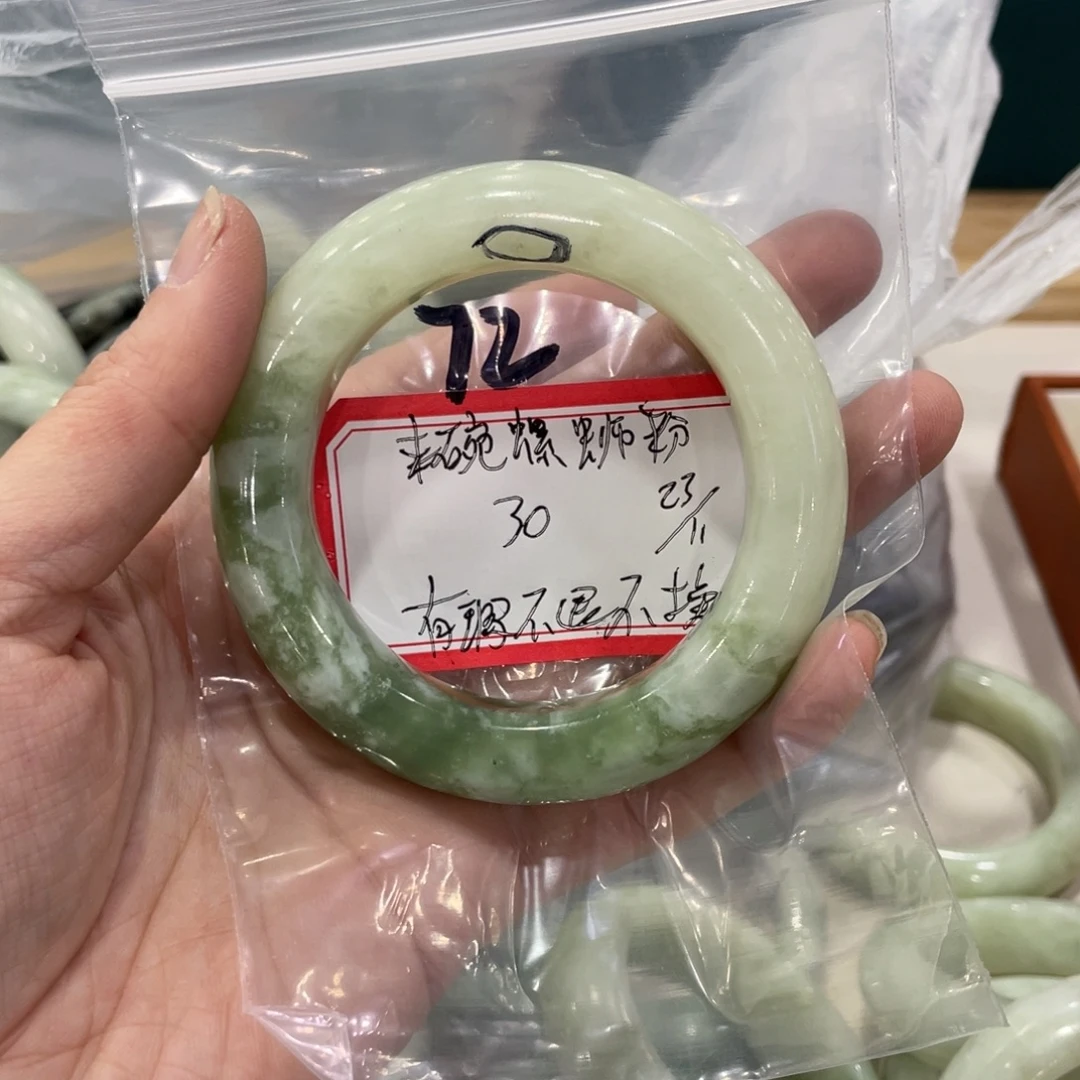 来***粉蛇纹石玉未镶嵌手镯