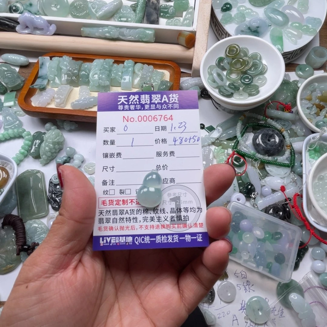 翡翠颈饰未镶嵌。*0