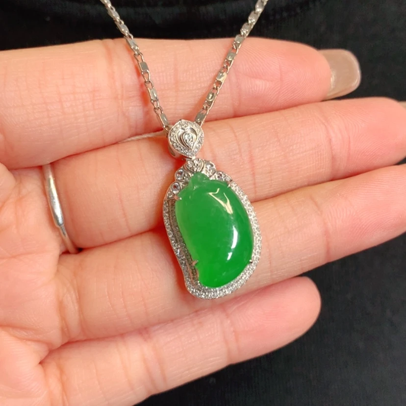 【闪购商品】颈饰18K金镶嵌翡翠福瓜