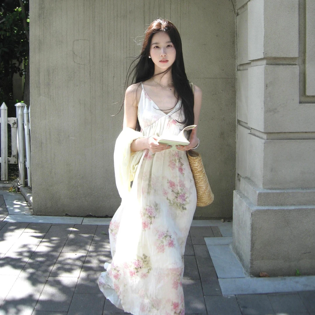 2025度假风v领碎花吊带连衣裙子女夏季法式初恋白色仙女长裙4811